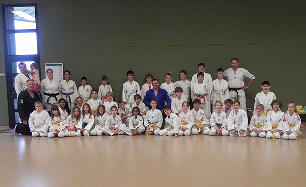 Gruppenbild in der Turnhalle