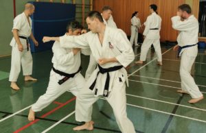 Stephan Keldungs, 5. Dan Jiu Jitsu und 3. Dan Karate, lehrte die Karate-Kihon