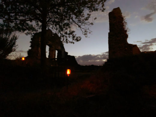 Schloss Veldenz am Abend und Fackelschein - DFJJ NRW e.V.