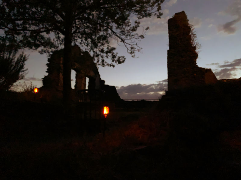 Schloss Veldenz am Abend und Fackelschein - DFJJ NRW e.V.